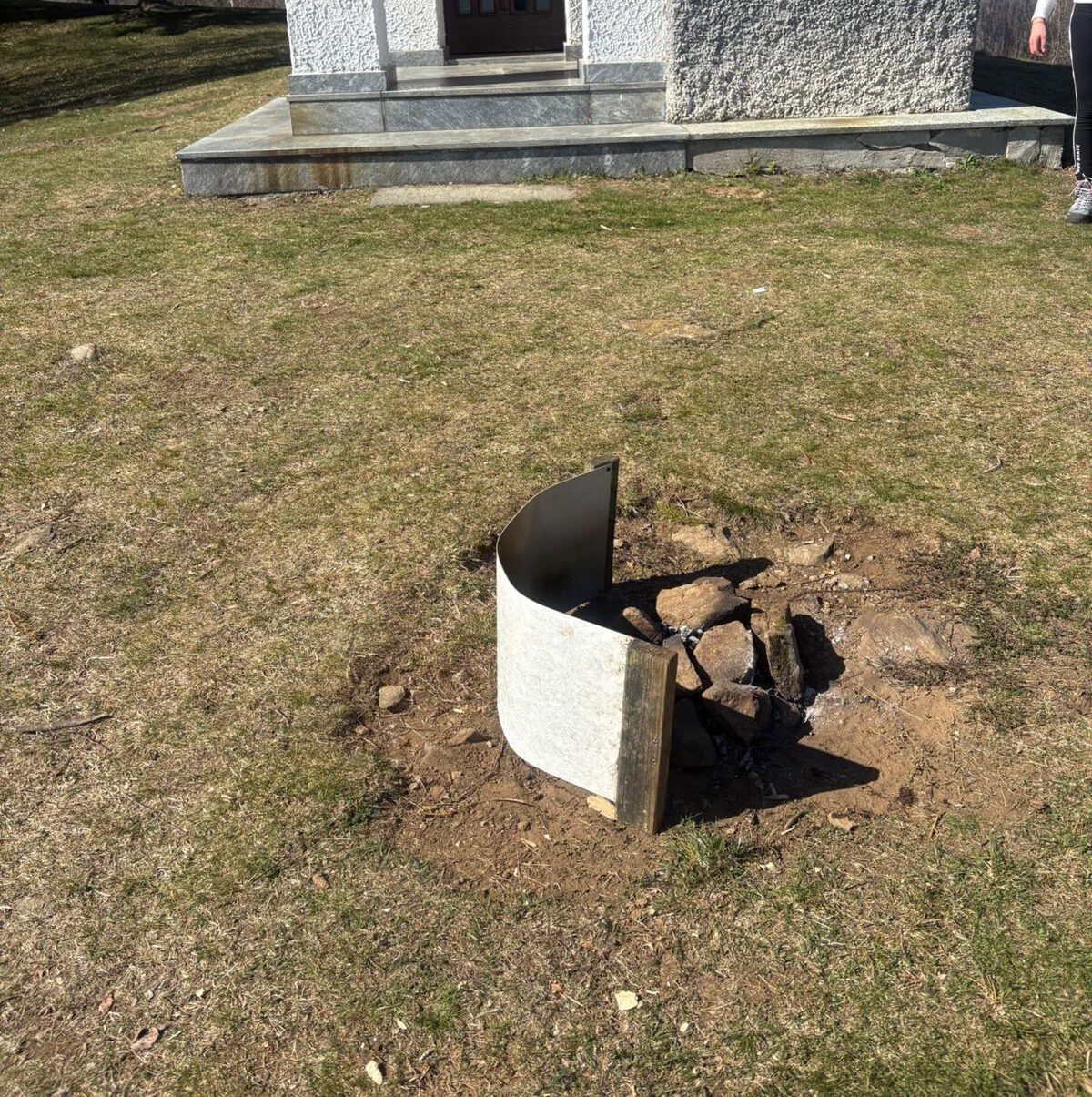 Chiesetta alpina di Noveis presa di mira dai vandali