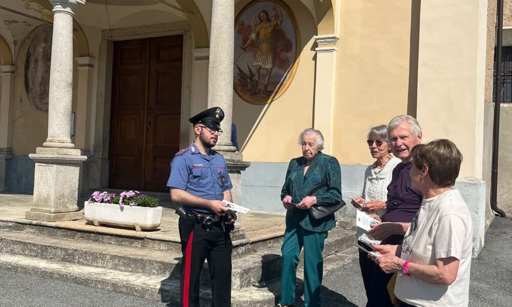 I Carabinieri di Crevacuore incontrato i fedeli all'uscita della chiesa