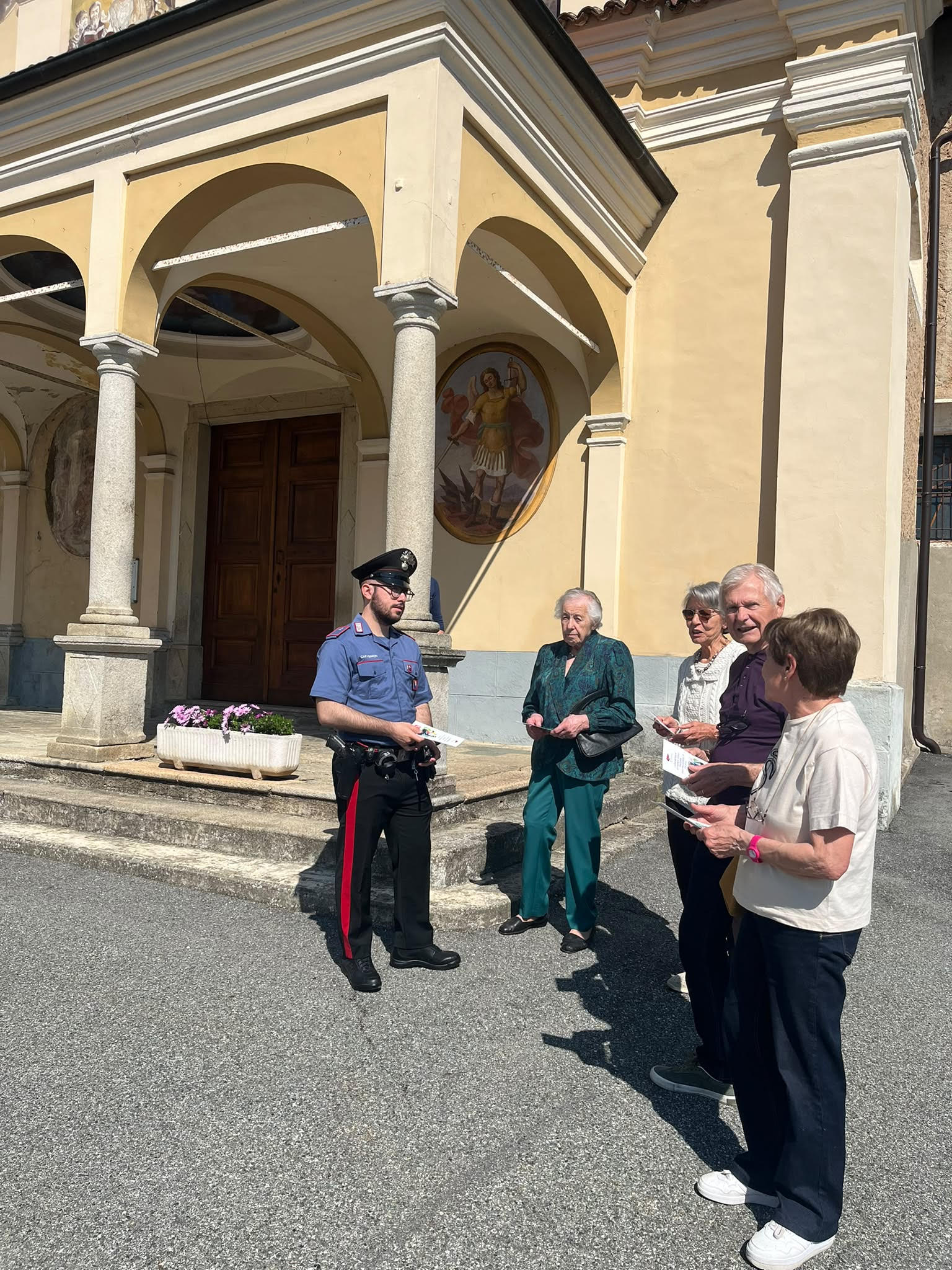 I Carabinieri di Crevacuore incontrato i fedeli all'uscita della chiesa