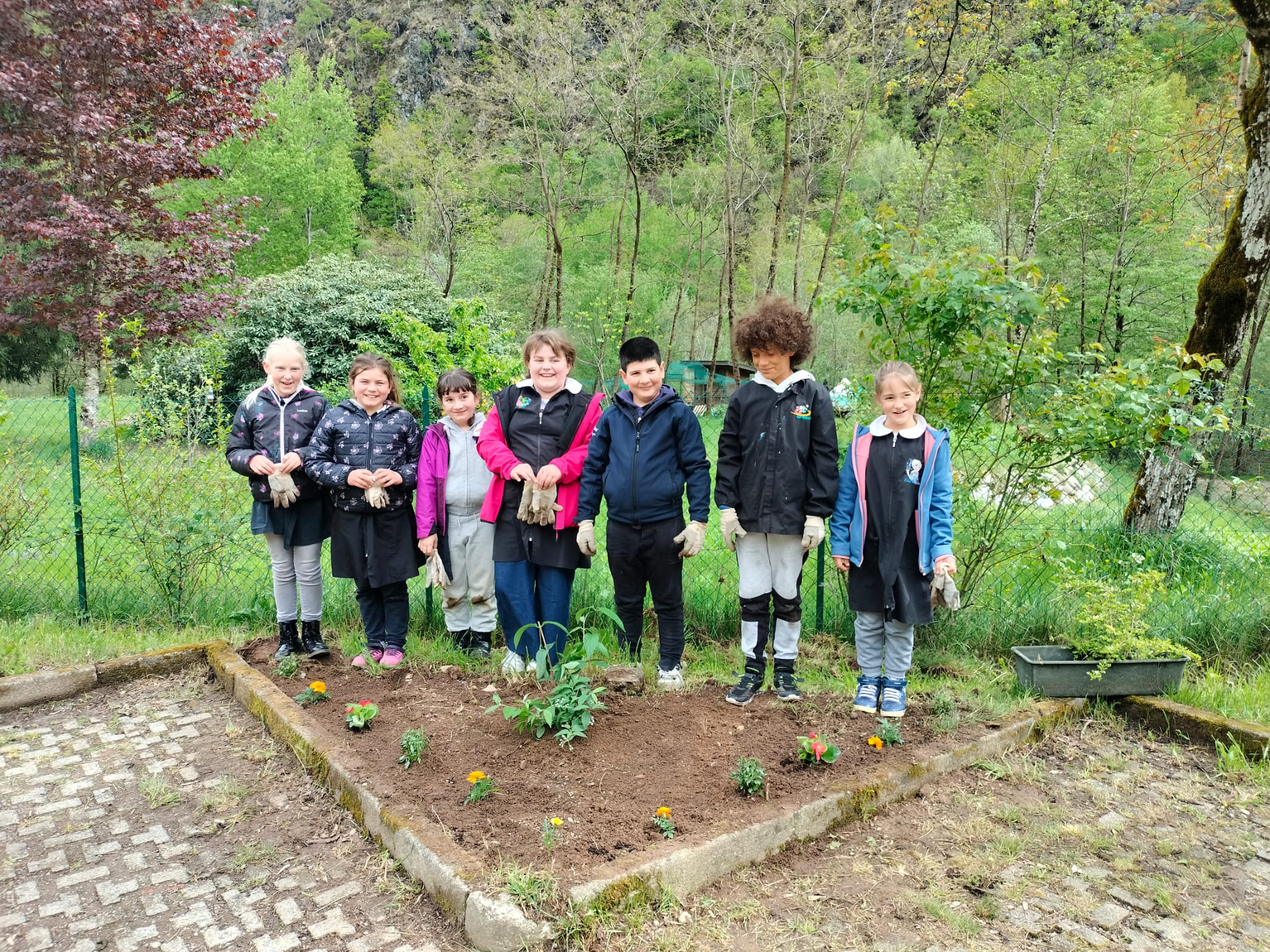 Dalla teoria alla pratica: gli alunni della Primaria adottano le aiuole