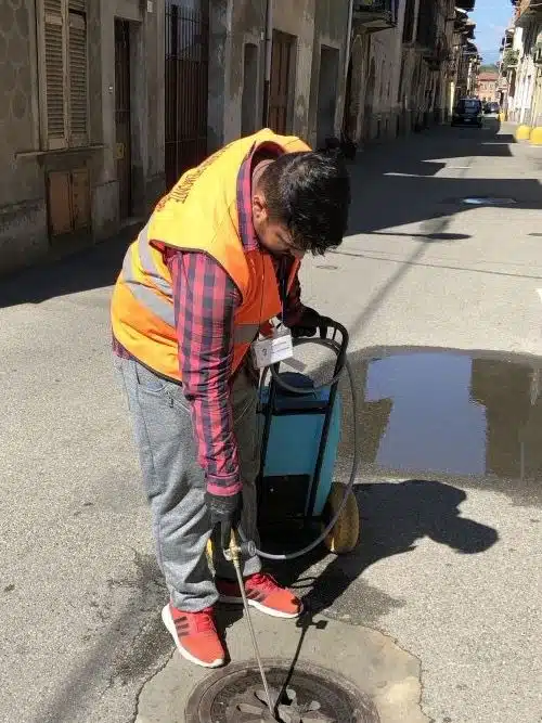 Il Comune di Gattinara informa la cittadinanza che ha preso ufficialmente il via la nuova campagna per il contenimento delle popolazioni di zanzare anche nella nostra Città, realizzata in collaborazione con IPLA – Istituto per le Piante da Legno e l’Ambiente – e con il supporto dei finanziamenti previsti dalla Regione Piemonte ai sensi della L.R. 75/95. Lo staff tecnico incaricato del monitoraggio e del coordinamento delle attività è già operativo sul territorio, mentre nelle prossime settimane entrerà in servizio anche la ditta specializzata che si occuperà degli interventi di disinfestazione nelle aree pubbliche. L’obiettivo della campagna è quello di limitare la proliferazione delle zanzare, riducendo i disagi per la popolazione e prevenendo possibili rischi sanitari legati alla diffusione di virus trasmessi dagli insetti, come il West Nile Virus, veicolato in particolare dalla zanzara comune (culex). Come ogni anno, accanto agli interventi programmati dal Comune, sarà fondamentale anche la collaborazione dei cittadini. Le zanzare, infatti, si riproducono anche in piccolissimi ristagni d’acqua presenti nelle aree private: sottovasi, bidoni negli orti, grondaie o contenitori lasciati all’aperto possono trasformarsi rapidamente in luoghi ideali per la deposizione delle uova. Per questo motivo l’Amministrazione comunale invita tutti ad adottare alcuni semplici ma efficaci accorgimenti: svuotare frequentemente sottovasi e contenitori dove può accumularsi acqua; coprire bidoni e cisterne con reti zanzariere; evitare ristagni nei cortili, negli orti e nei giardini; mantenere pulite grondaie e tombini e cambiare spesso l’acqua nelle ciotole degli animali domestici. Piccole azioni quotidiane che, se condivise da tutti, possono contribuire in modo significativo a contenere la presenza delle zanzare sul territorio. Nei prossimi giorni saranno diffuse ulteriori comunicazioni operative relative alla programmazione degli interventi larvicidi e adulticidi, non appena le condizioni climatiche consentiranno una pianificazione puntuale delle attività. «La lotta alle zanzare – sottolineano il Sindaco Maria Vittoria Casazza e il Vicesindaco Daniele Baglione – è un’attività importante non soltanto per il comfort dei cittadini durante il periodo estivo, ma soprattutto per la tutela della salute pubblica. Anche quest’anno il Comune di Gattinara aderisce, come da anni, a questo progetto territoriale, consapevole che la prevenzione rappresenti l’arma più efficace. Gli interventi sulle aree pubbliche sono fondamentali, ma è necessaria anche la collaborazione dei cittadini nelle aree private per essere più efficaci. Bastano davvero piccoli gesti per ottenere grandi risultati».