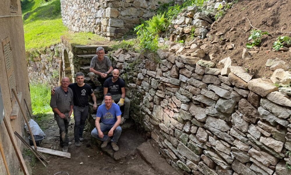 Volontari al lavoro a Erbareti, il pro sindaco ringrazia: «Questo si chiama “senso di comunità”»