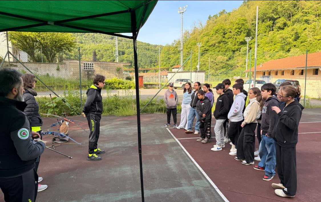 I ragazzi delle scuole medie di Valduggia a lezione di tiro con l’arco