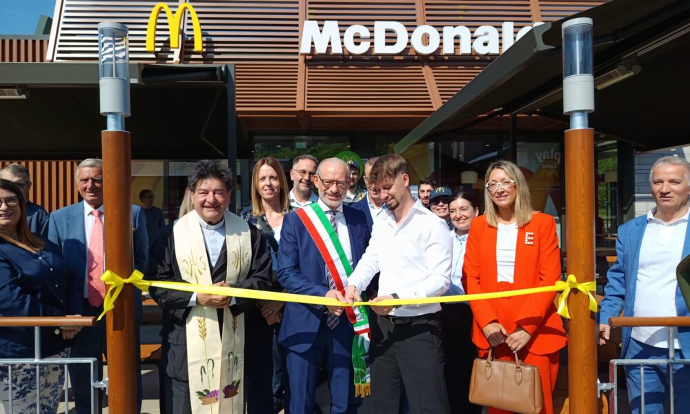 Taglio del nastro per il McDonald’s di viale Varallo