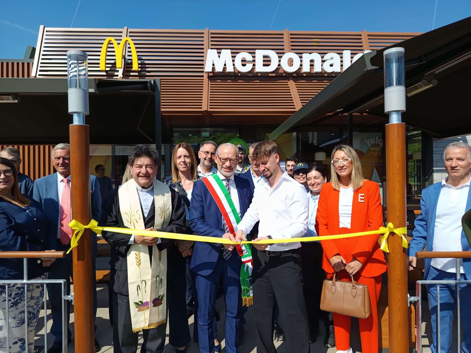 Taglio del nastro per il McDonald’s di viale Varallo