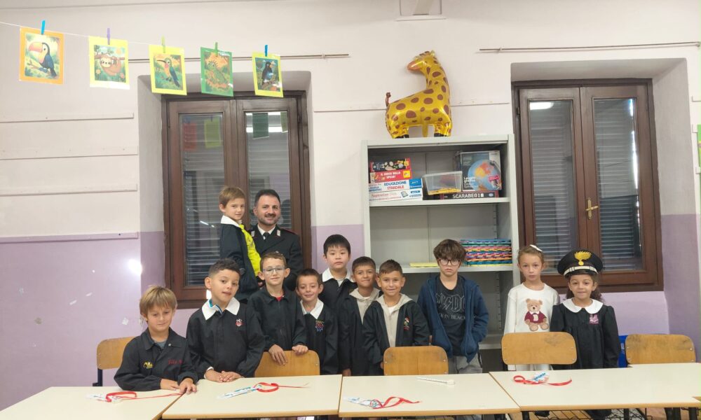 Inizio anno scolastico, i carabinieri di Crevacuore incontrano i bimbi del paese