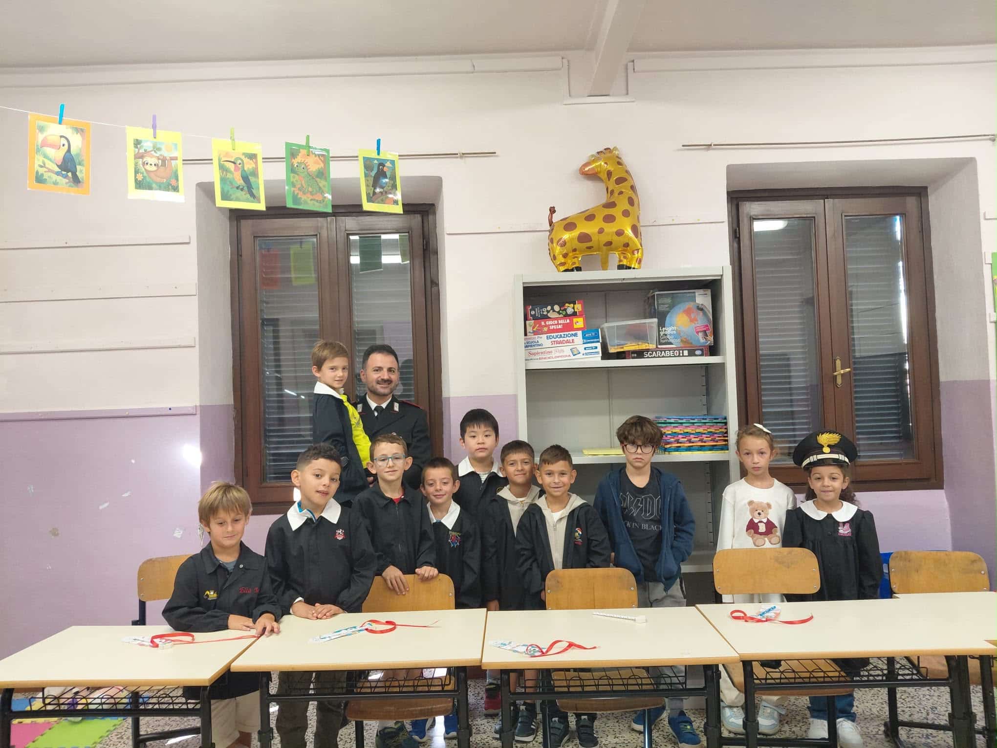 Inizio anno scolastico, i carabinieri di Crevacuore incontrano i bimbi del paese