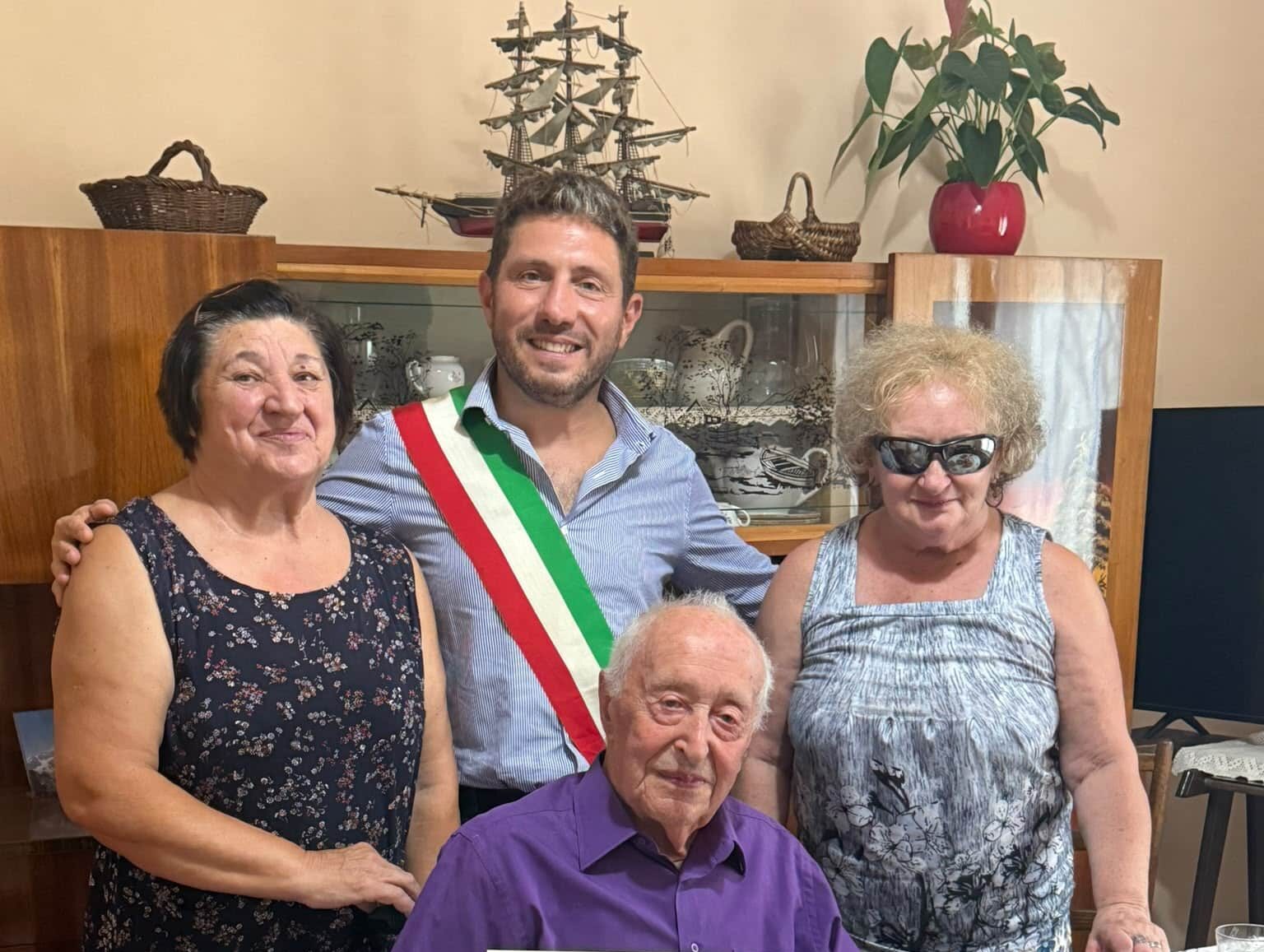 Martedì 8 settembre Ugo Marchetti ha compiuto 100 anni. Sindaco Francesco Pietrasanta e vice Ilaria Perincioli sono andati da lui per fargli gli auguri