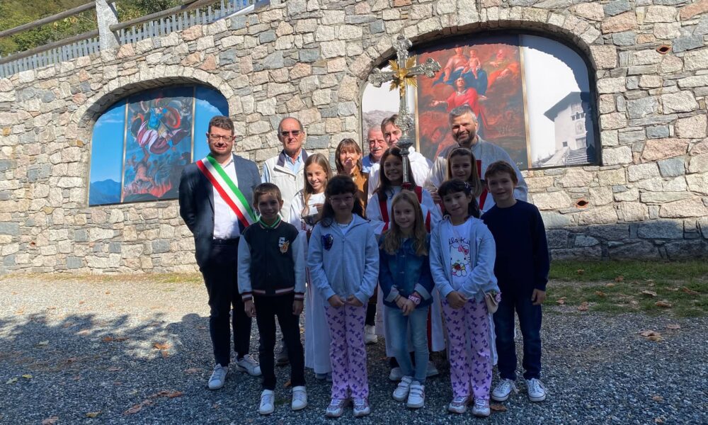 A Rastiglione patronale con taglio del nastro di un nuovo pannello generosamente donato