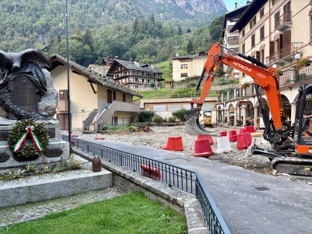 In fase di avanzamento i lavori di riqualificazione di piazza dell’Hotel Monte Rosa, nel cuore del centro storico di Alagna